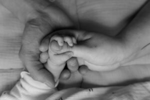 MAIdesign | Baby Shooting, Hände ineinander