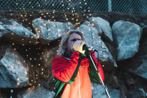 MAIdesign | Konzert Aufnahme, Musiker an Mikrofon