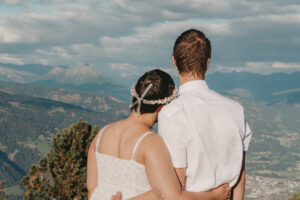 MAIdesign | Brautpaar mit Blick auf Berge