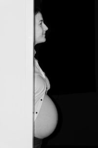 MAIdesign | Schwangerschafts Shooting Frau von Seite