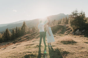 MAIdesign | Brautpaar Happy Dance in den Bergen